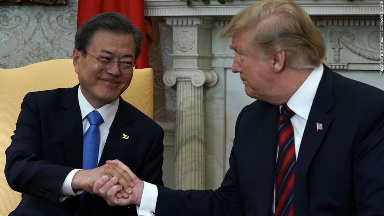 韓国の文在寅（ムンジェイン）大統領（左）とトランプ米大統領（右）/Alex Wong/Getty Images North America/Getty Images