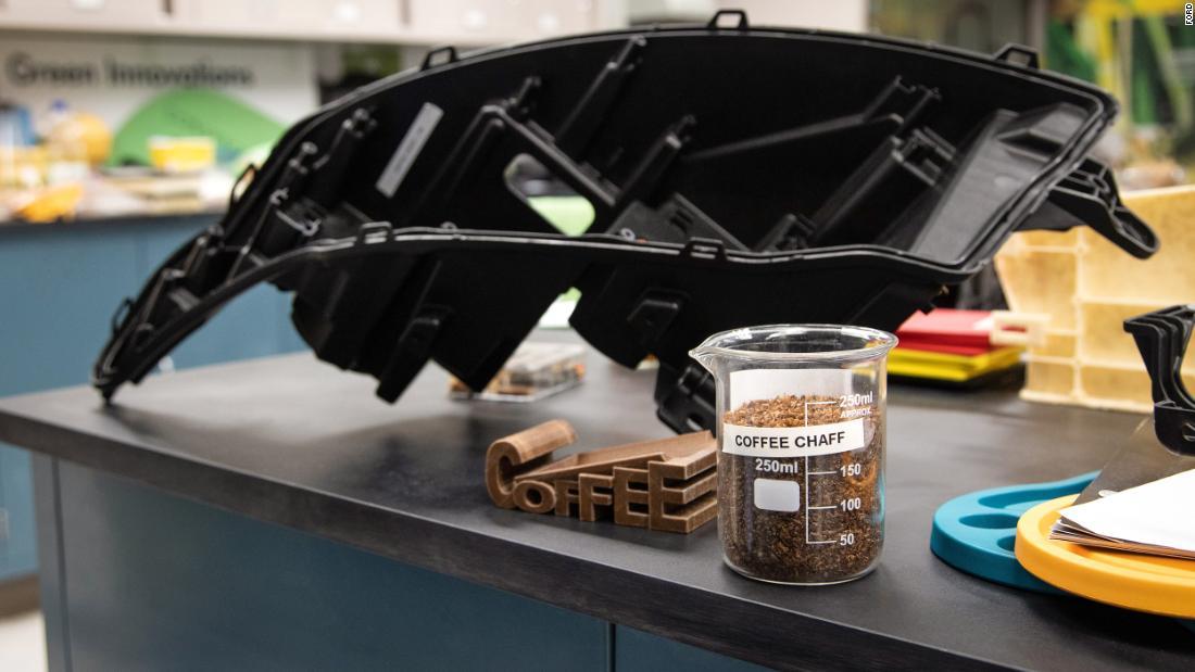 コーヒー豆のかす（チャフ）を使って自動車の部品を製造する取り組みが進められている/Ford