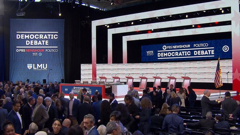 米大統領選の民主党候補者争いに参戦する７人がテレビ討論会を行った/CNN