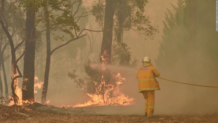 森林の消火活動にあたる隊員＝１９日、オーストラリア/PETER PARKS/AFP/AFP via Getty Images