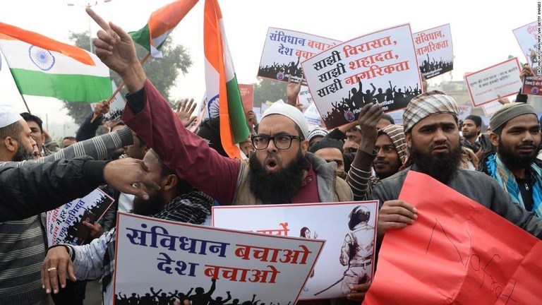 インドの各都市で国籍法改正への激しい抗議デモが起きている/Sajjad Hussain/AFP via Getty Images
