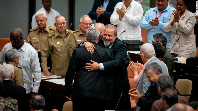 ミゲル・ディアスカネル大統領と抱擁をかわすマヌエル・マレロ氏＝２１日、キューバ・ハバナ/Ramon Espinosa/AP