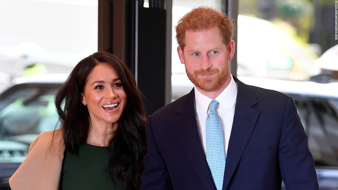 英王室のヘンリー王子とメーガン妃＝２０１９年１０月１５日、ロンドン/Toby Melville/AFP/Getty Images