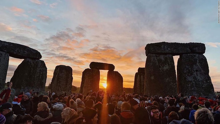 巨石遺跡「ストーンヘンジ」で冬至の日の出を迎える儀式が行われた/@dannyborchert/Instagram