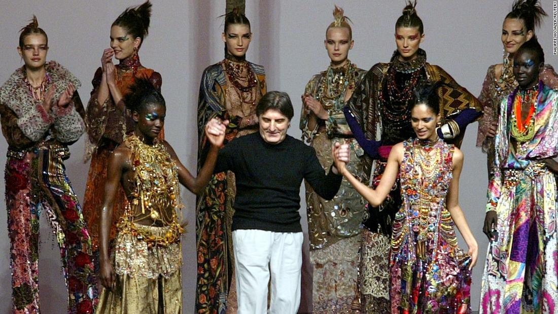 コレクションの発表会でモデルとともに登壇したウンガロ氏=2002年7月10日、パリ/Philippe Wojazer/Reuters