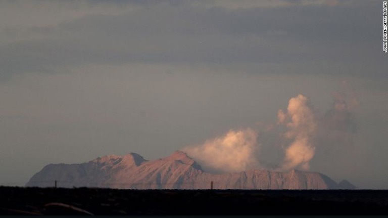 ホワイト島の火山噴火で行方不明になっていた２人について、捜索の打ち切りが発表された/JOHN BOREN/GETTY IMAGES