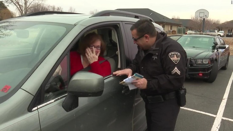違反切符の代わりにお菓子を渡して安全運転を呼びかける米アイダホ州の警察官/KIVI