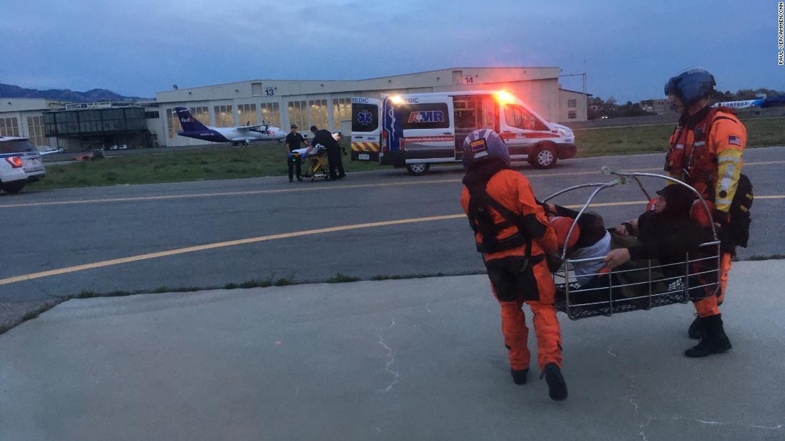 男性はヘリで空港まで搬送され、近くの病院に運ばれた/USCG