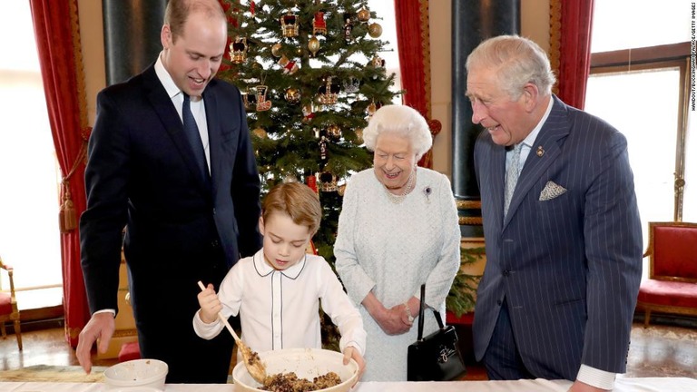 英王室が家族でクリスマス・プディングをつくる写真が公開された/Handout/Buckingham Palace/Getty Images