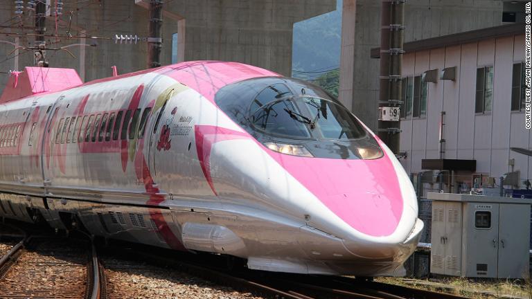 「ハローキティ」のラッピングをした新幹線/courtesy West Japan Railway/Sanrio Co. Ltd.