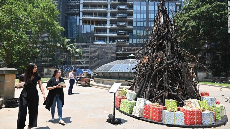 燃えた木々や家財道具などで作られたクリスマスツリー/PETER PARKS/AFP/AFP via Getty Images