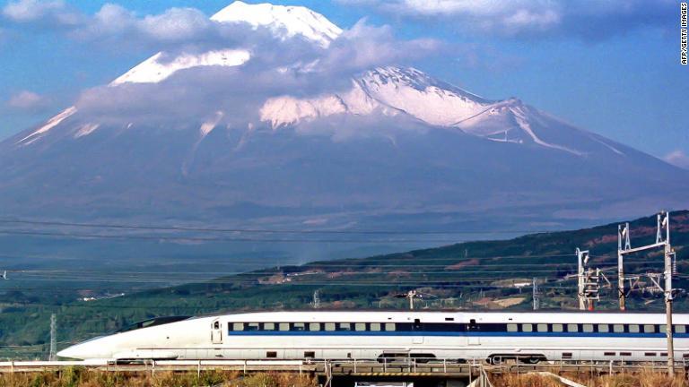 新幹線と富士山という最も「日本らしい」風景のひとつ/AFP/Getty Images