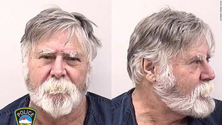白ひげをたくわえた男が銀行から盗んだ金をばらまき「メリークリスマス」と叫んだ/Colorado Springs Police