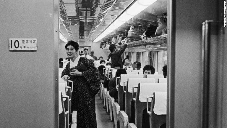 東京五輪にあわせて開業した新幹線は新たな日本の到来の象徴ともなった/Hulton Archive/Getty