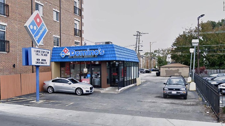 ピザ店の前で車を乗っ取り走り去ろうとした男を、車中の子どもたちが撃退した/Google Maps