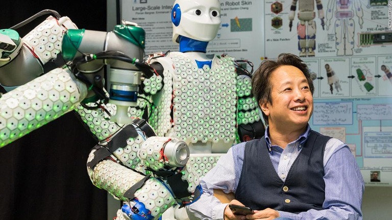 １万個以上のセンサーを装着したロボット「Ｈ－１」と開発者のゴードン・チェン氏/Astrid Eckert / TUM