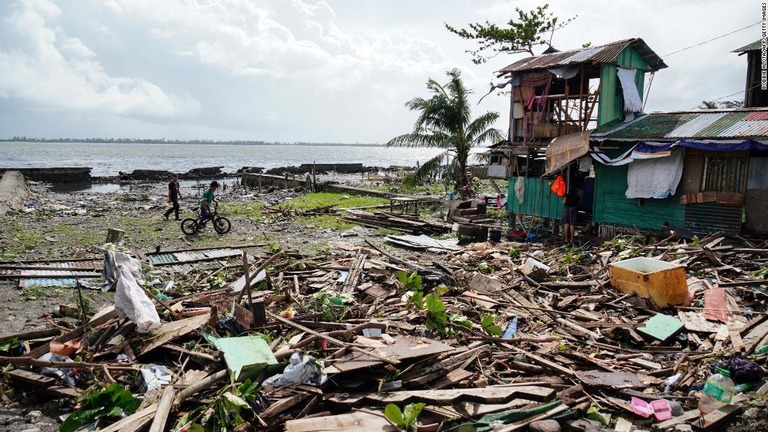 台風２９号「ファンフォン」が、クリスマスのフィリピン中部を直撃した/BOBBIE ALOTA/AFP/Getty Images
