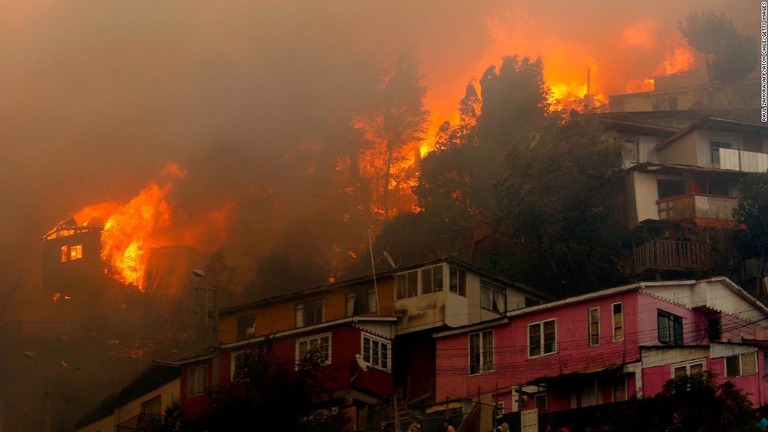 チリのバルパライソで森林火災が住宅地に燃え広がり、２００棟が焼失した/RAUL ZAMORA/AFP/ATON CHILE/Getty Images