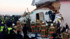 カザフスタンで１００人搭乗の旅客機墜落、１４人死亡