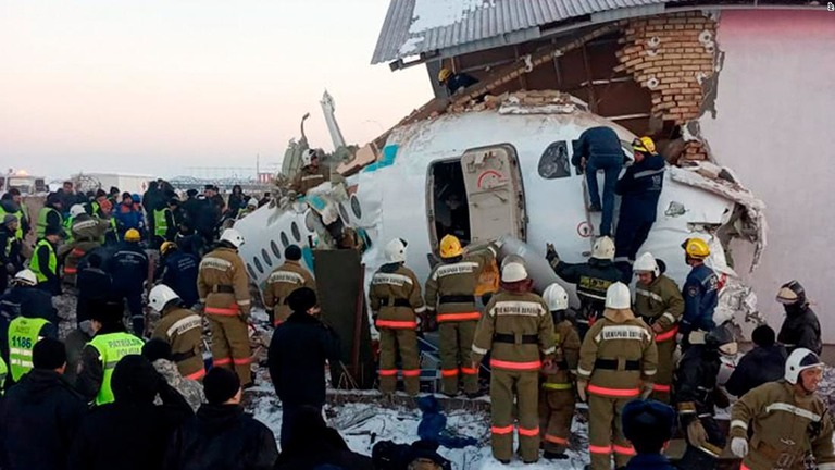 カザフスタンで旅客機が離陸後まもなく墜落し、少なくとも９人が死亡した/AP