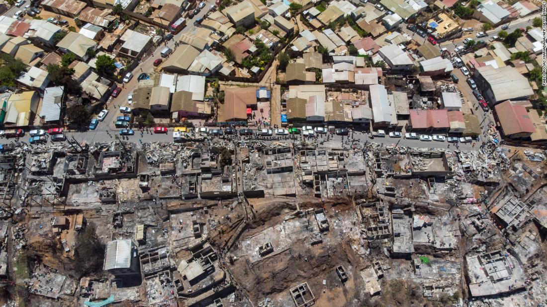森林火災が広がり、焼失した住宅地/PABLO ROJAS MARIADAGA/AFP/Getty Images