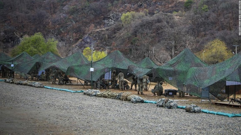 ソウル北方にあるキャンプ・ケーシーで訓練を行う兵士ら＝４月１０日/U.S. Army Photo by Sgt. Alon Humphrey