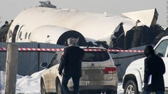 カザフスタンの旅客機墜落、機長含む１２人死亡　５３人搬送