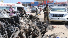 ソマリア首都で車が爆発、自爆テロか　死傷者２００人以上