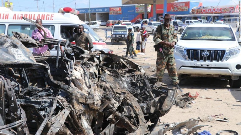 ソマリアの首都で自動車に仕掛けられた爆弾が爆発し、少なくとも７９人が死亡した/Abdirazak Hussein Farah/AFP/Getty Images