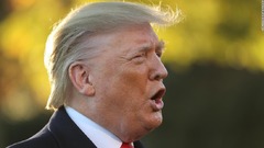 トランプ氏、内部告発者の「実名」をリツイート　翌朝に削除