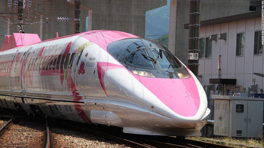 「ハローキティ」とコラボした新幹線/courtesy West Japan Railway/Sanrio Co. Ltd.