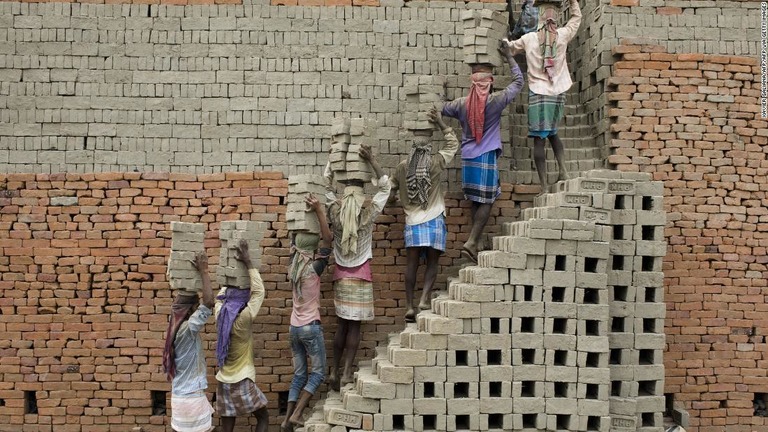 作られたれんがを運ぶ人たち＝西ベンガル州/XAVIER GALIANA/AFP/AFP via Getty Images