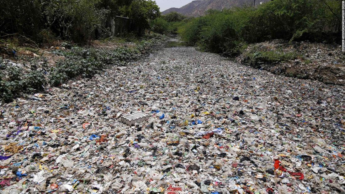 インドでは推計で１日あたり２万５０００トンのプラスチックごみが捨てられているというう/HIMANSHU SHARMA/AFP/AFP/Getty Images
