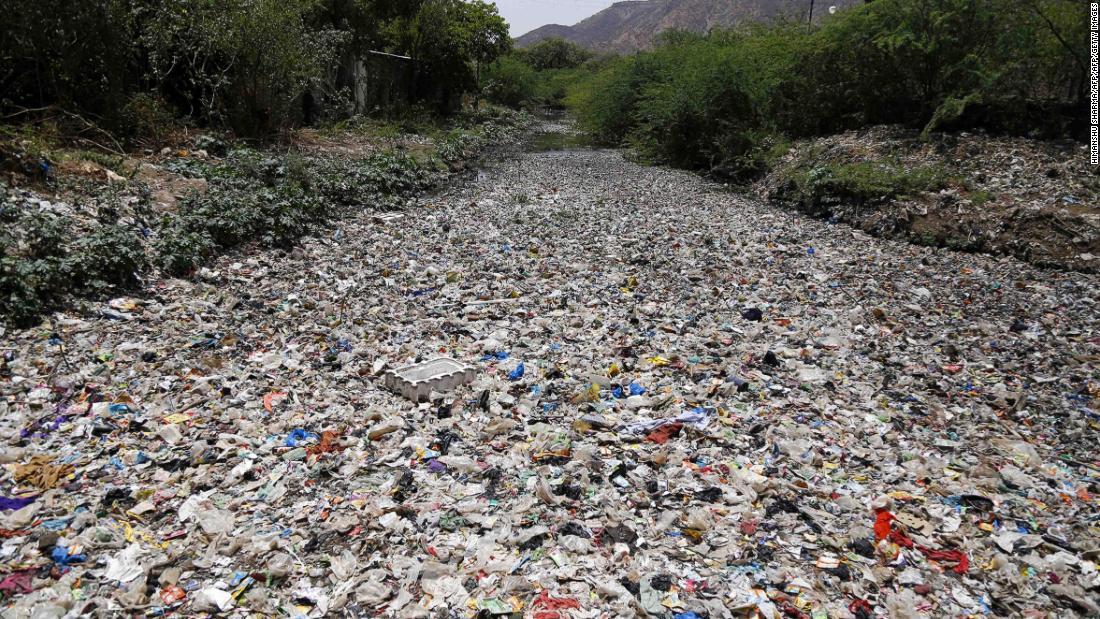 インドでは推計で1日あたり2万5000トンのプラスチックごみが捨てられているというう/HIMANSHU SHARMA/AFP/AFP/Getty Images