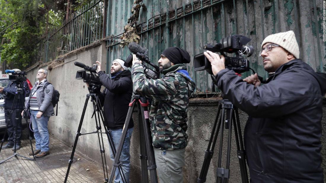カルロス・ゴーン被告の所有する地所の外側に集まった報道陣＝ベイルート/ANWAR AMRO/AFP via Getty Images