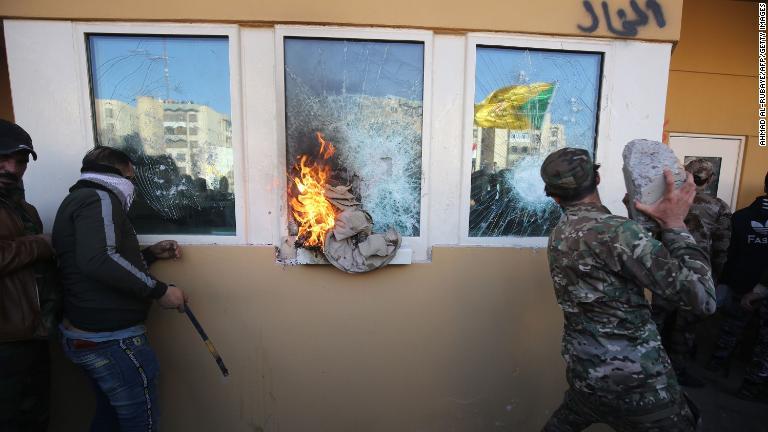 防弾ガラスを破壊するデモ隊/Ahmad Al-Rubaye/AFP/Getty Images