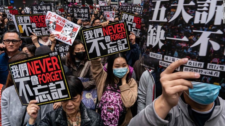 １日のデモに参加した民主派の人々/Anthony Kwan/Getty Images