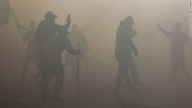 デモ隊に向けて催涙ガスが使われた/Ahmad Al-Rubaye/AFP/Getty Images