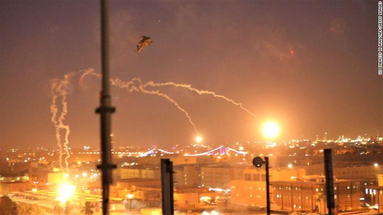 照明弾を撃つ米軍の攻撃ヘリコプター/US Embassy in Iraq/AFP/Getty Images