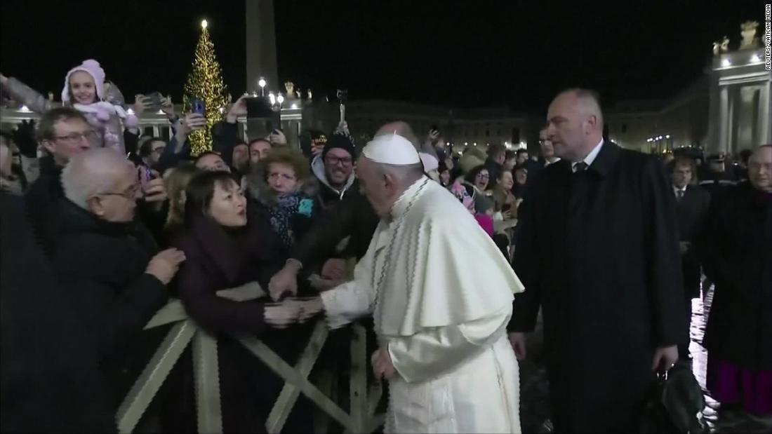 ローマ教皇、女性の手をピシャリ - CNN.co.jp