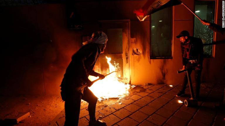 大使館の受け付けに火をつけるデモ参加者＝１２月３１日/Wissm al-Okili/Reuters