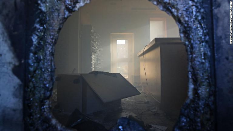 壊れた窓から見える破壊された大使館内部/Ahmad Al-Rubaye/AFP/Getty Images