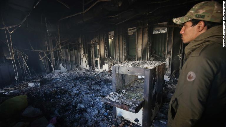 焼け落ちた大使館の入り口/Ahmad Al-Rubaye/AFP via Getty Images