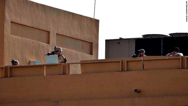 大使館の屋上で警備にあたる米兵＝１日/Khalid Mohammed/AP