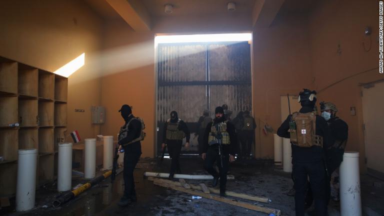 大使館入り口で警備にあたる治安部隊/Ahmad Al-Rubaye/AFP/Getty Images