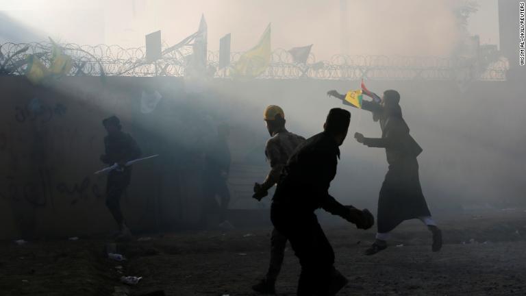 石を投げるデモ参加者/Wissm al-Okili/Reuters
