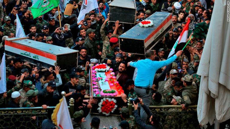 米軍の空爆によって死亡した武装組織のメンバーのひつぎ/Anmar Khalil/AP