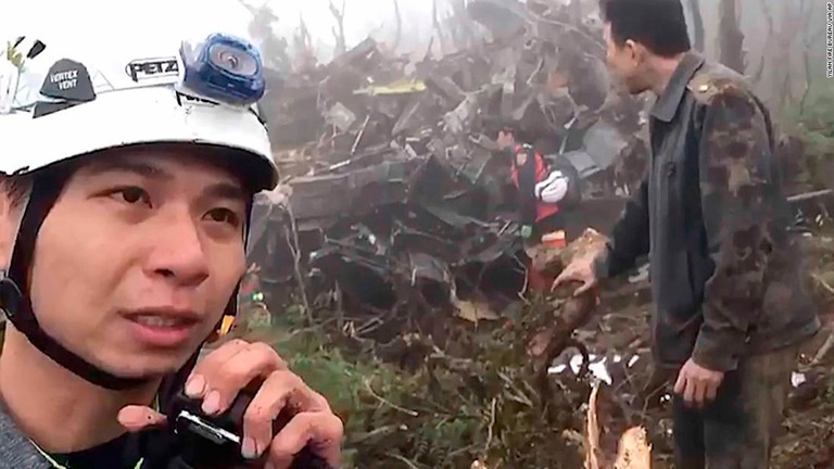 墜落現場の映像から。墜落地点に救助チームが出動＝２日/Yilan Fire Bureau via AP