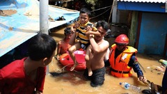 ジャカルタで記録的洪水、３０人死亡　６万人避難