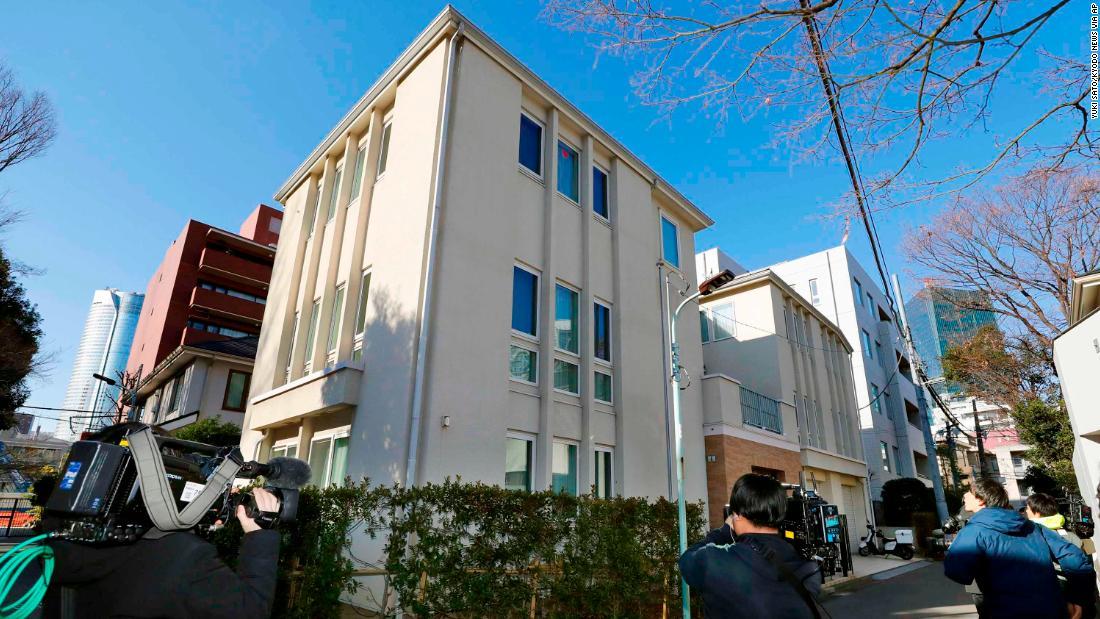 家宅捜索前のカルロス・ゴーン被告の自宅前に集まる報道陣＝２日/Yuki Sato/Kyodo News via AP